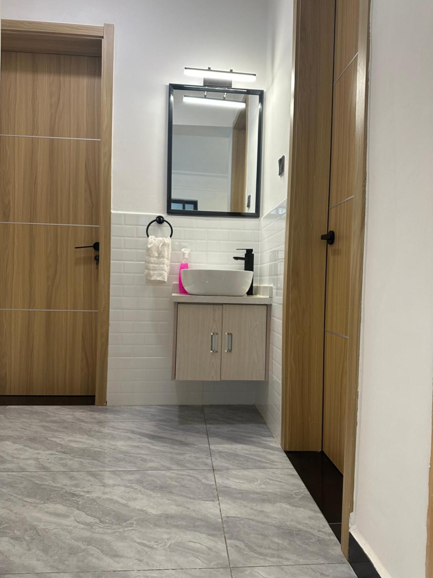 Appartamento Elegant Spacious Two Bedroom Apartment-swimming Pool Included Nairobi